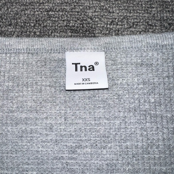 Aritzia TNA Long sleeve - Picture 3 of 3